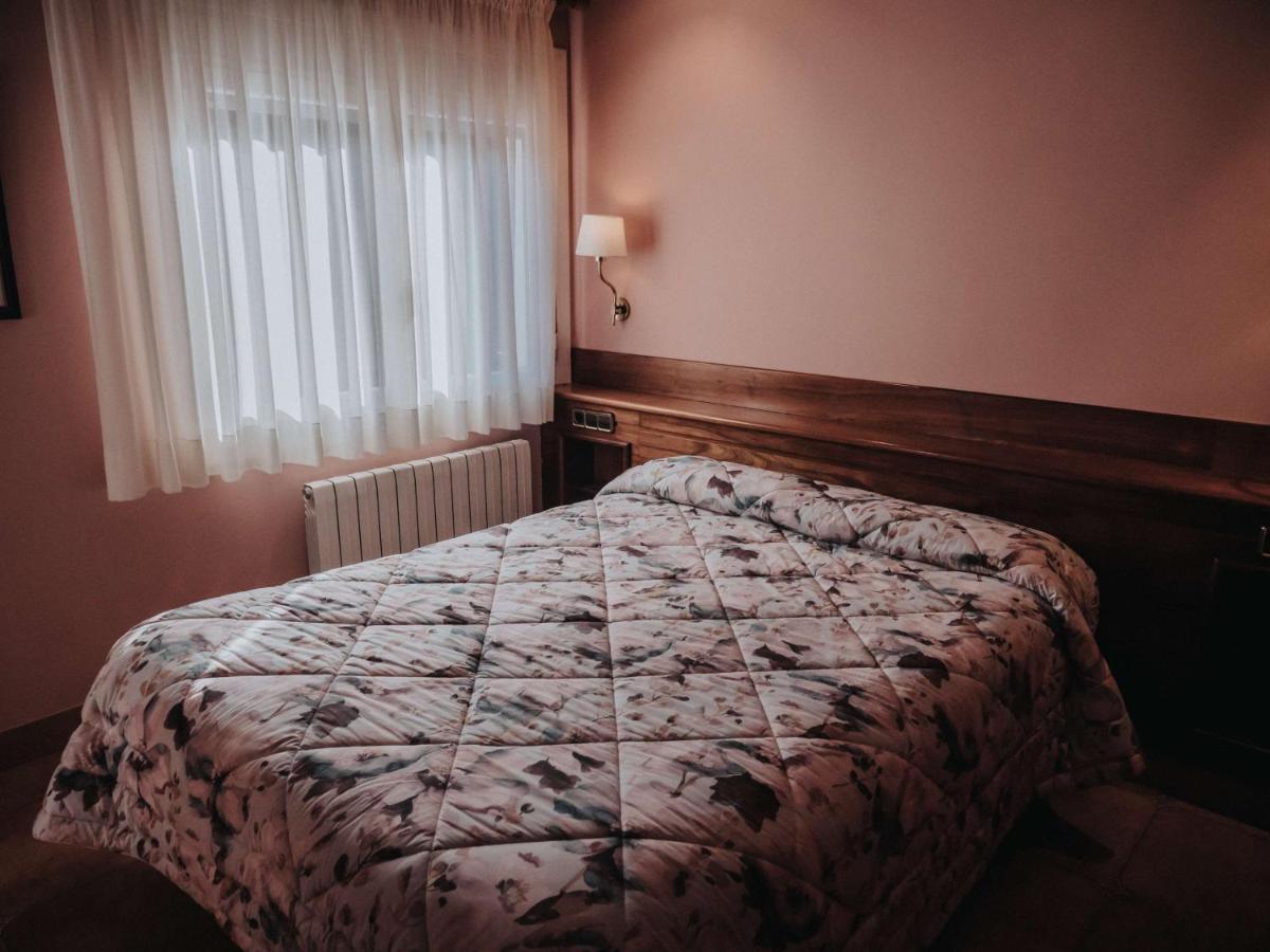 Hostal Les Fonts 카스테야르 데 누그 외부 사진